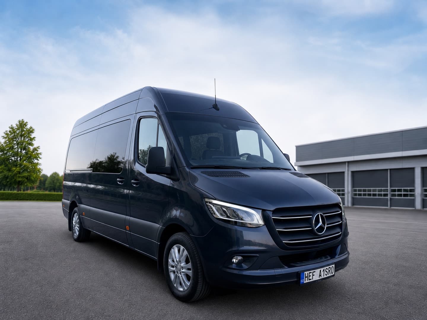 Minibus připravený pro menší skupinu s kufry
